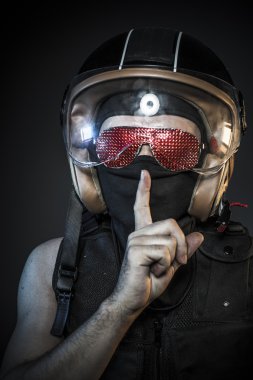 sessizlik işaret gösteren motorcu