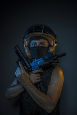 katil tutarak silahlar