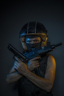 katil tutarak silahlar