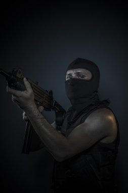 Adam holding ateşli silahlar