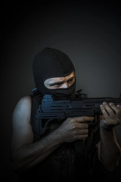 Muž držení střelné zbraně — Stock fotografie