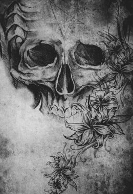 Kafatası ve çiçeklerle vintage kağıt üzerinde tasarım Tattoo