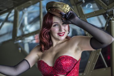 kadın vintage uçak ile İkinci Dünya Savaşı tarzında