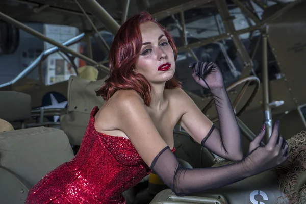 kadın vintage uçak ile İkinci Dünya Savaşı tarzında