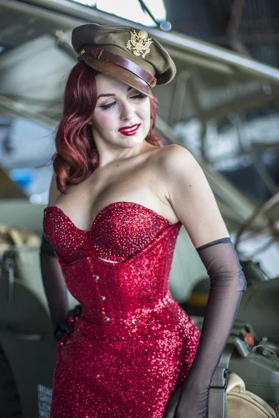 İkinci Dünya Savaşı pinup tarzı güzel bir kadınla birlikte