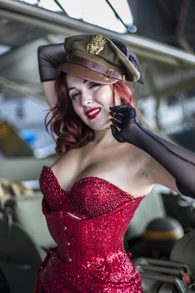 Gülümsemek, İkinci Dünya Savaşı'nın pinup tarzı ile güzel kadın,