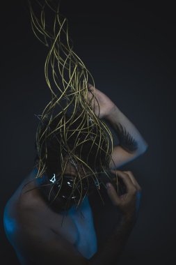 kafasında dikenli bir taç ile çıplak adam