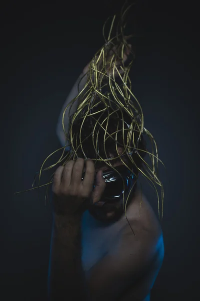 Naken man med en törnekrona på hans huvud — Stockfoto