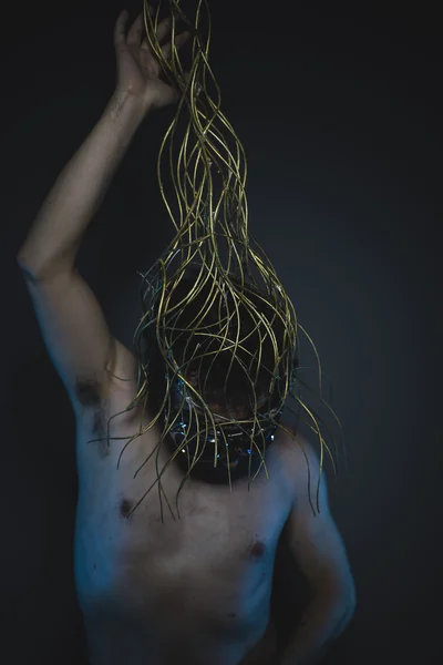 Hombre desnudo con una corona de espinas en la cabeza —  Fotos de Stock