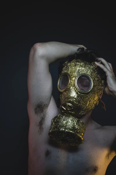 Depression och fara man med gyllene gasmask — Stockfoto