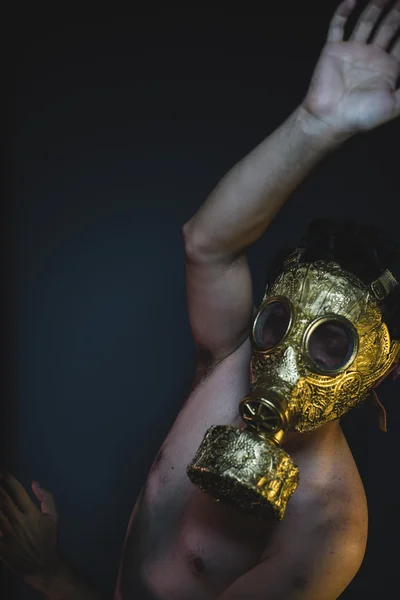 Depresión y peligro hombre con máscara de gas dorado —  Fotos de Stock