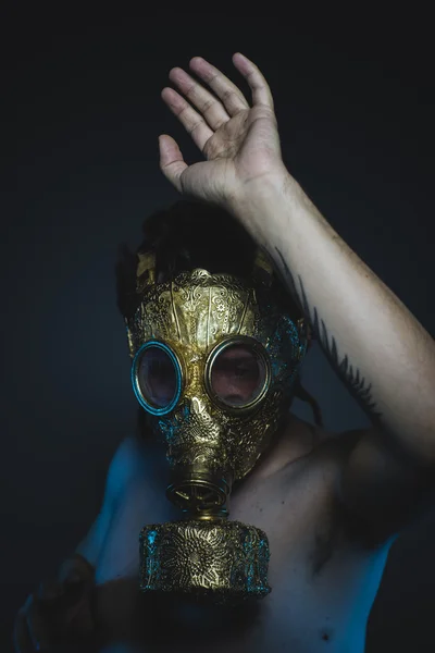 Depression och fara man med gyllene gasmask — Stockfoto