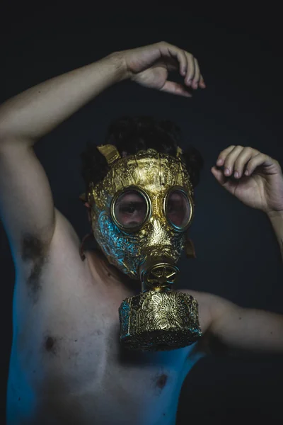 Depressione e pericolo uomo con maschera a gas d'oro — Foto Stock