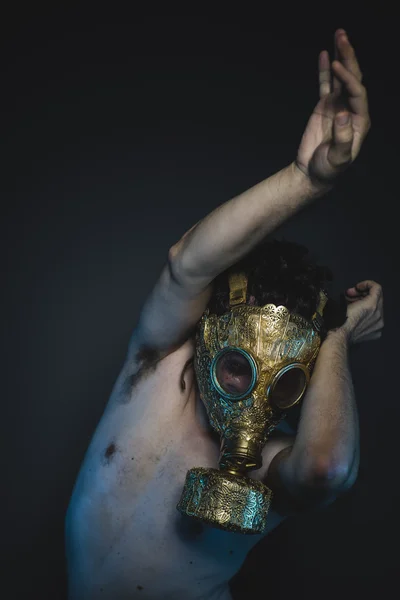 Depressionen und Gefahr Mann mit goldener Gasmaske — Stockfoto