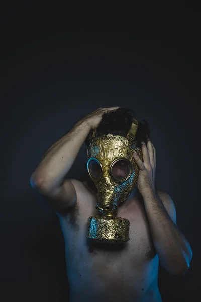 Depressão e perigo homem com máscara de gás dourado — Fotografia de Stock