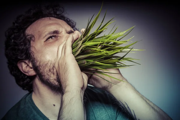Muž s trávou v ústech — Stock fotografie