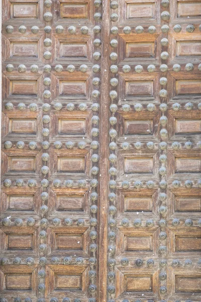 Exterior, velha porta de madeira estilo castelhano em Toledo Espanha — Fotografia de Stock