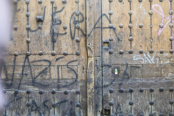 Stängd, gamla trädörr kastiliansk stil i Toledo Spanien — Stockfoto