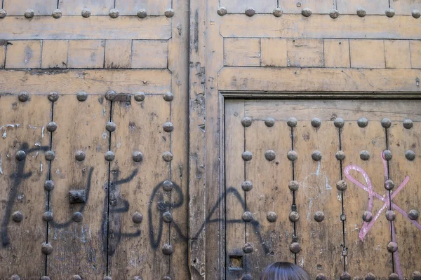 旧木门在托莱多西班牙卡斯蒂利亚风格 — 图库照片