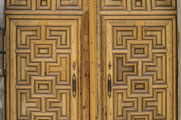 Velha porta de madeira estilo castelhano em Toledo Espanha — Fotografia de Stock