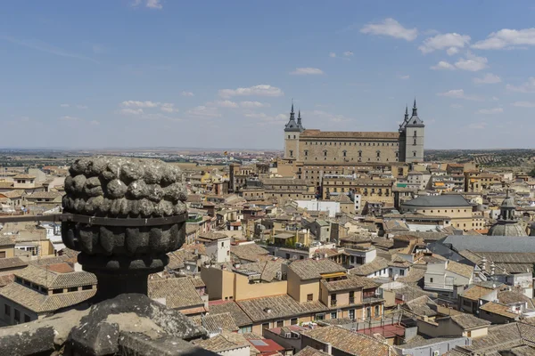 Toledo Alcazar Fort met uitzicht op de stad — Stockfoto