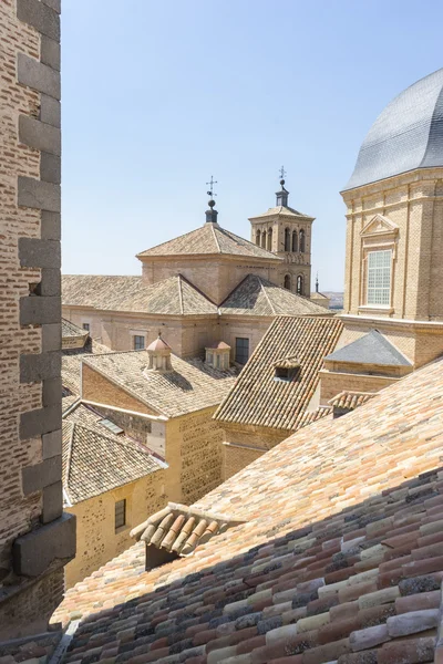 Campanario en Toledo, visto desde el tejado de baldosas — Foto de Stock