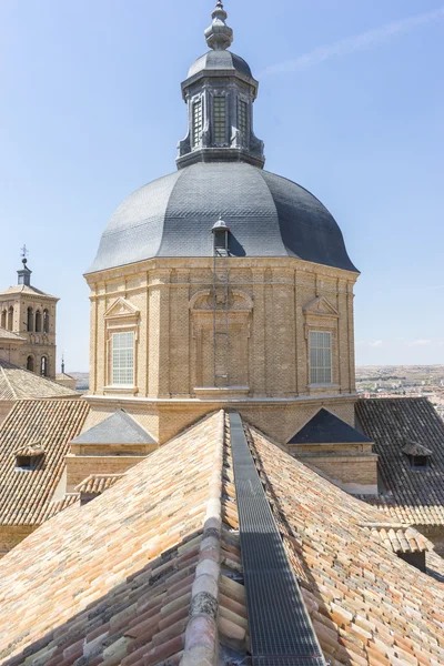 Belfort in Toledo, gezien vanaf de betegeld dak — Stockfoto