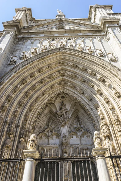 Fachada de la catedral de Toledo — Foto de Stock