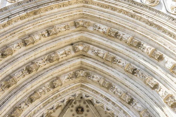 Vackra katedralen i Toledo — Stockfoto