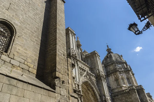 Facciata della cattedrale di Toledo — Foto Stock