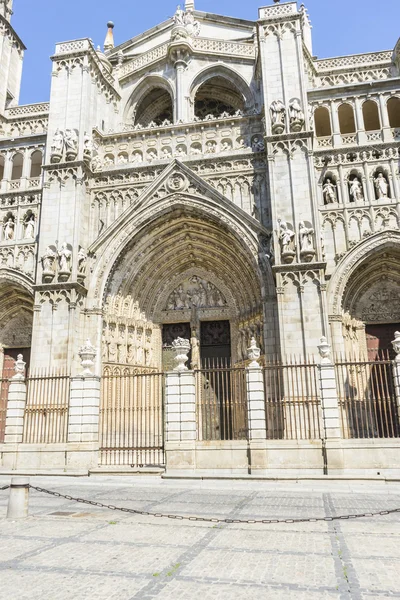 Majestic facade of the cathedral of Toledo — Stock Photo, Image