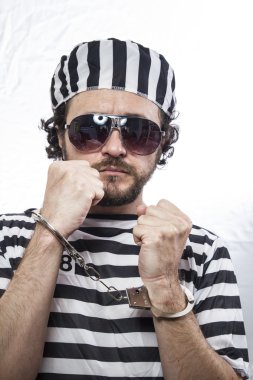 adam tutuklu olarak hapishane kıyafeti