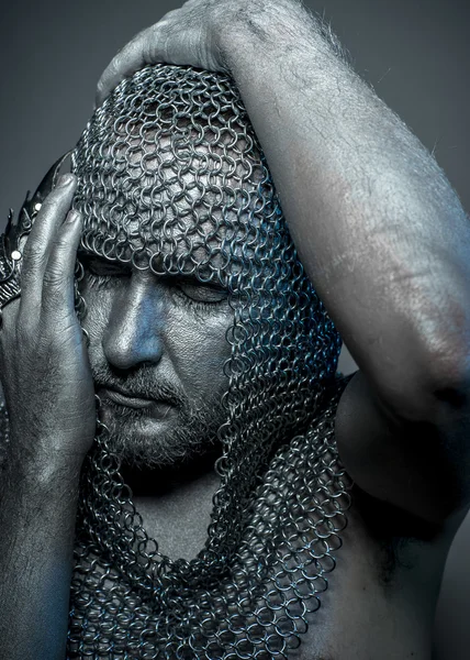 Bourreau médiéval en maille anneaux de fer sur la tête — Photo