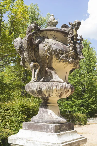 Stone vase in Jardines de la Granja de San Ildefonso — Stok fotoğraf