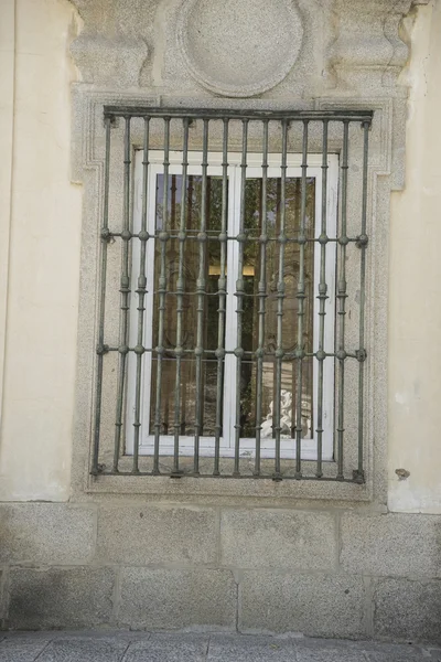 Старое окно в классическом здании — стоковое фото