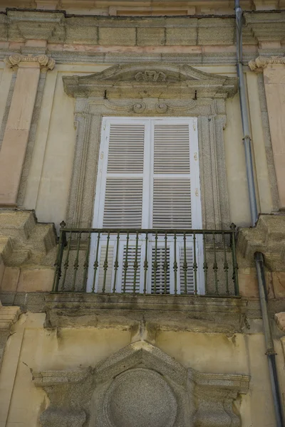 Janela velha no edifício clássico — Fotografia de Stock