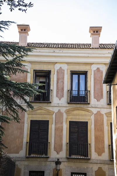 Élégantes fenêtres anciennes et la ville classique de San Ildefonso, Palaci — Photo