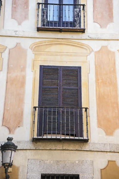 Gamla fönster och klassisk staden av San Ildefonso, Palacio de la G — Stockfoto