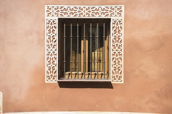 Elegantes ventanas antiguas y la clásica ciudad de San Ildefonso, Palaci — Foto de Stock