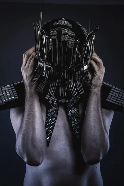 Man with a crown of forks and knives — Stock fotografie