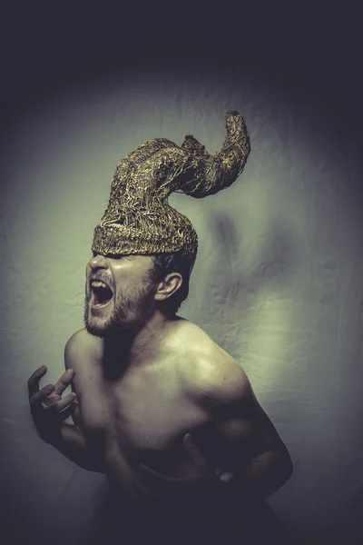 Hombre con casco guerrero trompetas — Foto de Stock