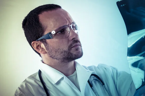 Radyoloji uzmanı röntgene bakıyor. — Stok fotoğraf
