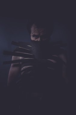 Siyah şeritler ile yapılan takım elbiseli adam