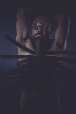 Siyah şeritler ile yapılan takım elbiseli adam