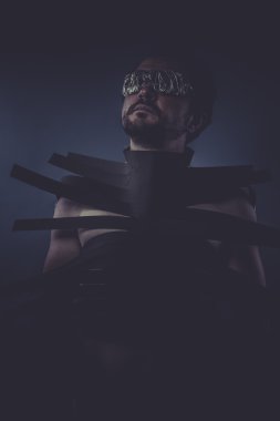 adam siyah şeritler ile kaplı