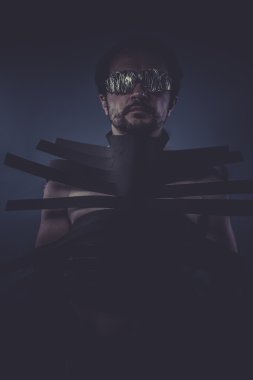 Siyah şeritler ile yapılan takım elbiseli adam