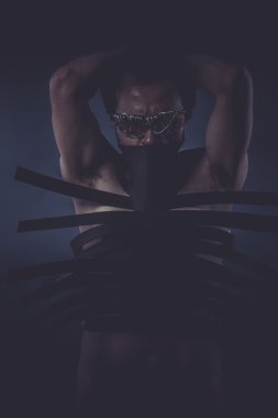 adam siyah şeritler ile kaplı