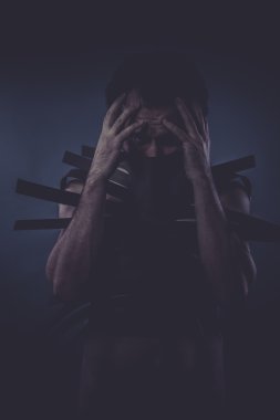 adam siyah şeritler ile kaplı