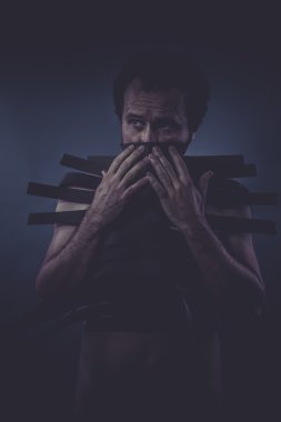 Siyah şeritler ile yapılan takım elbiseli adam