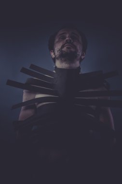 Siyah şeritler ile yapılan takım elbiseli adam